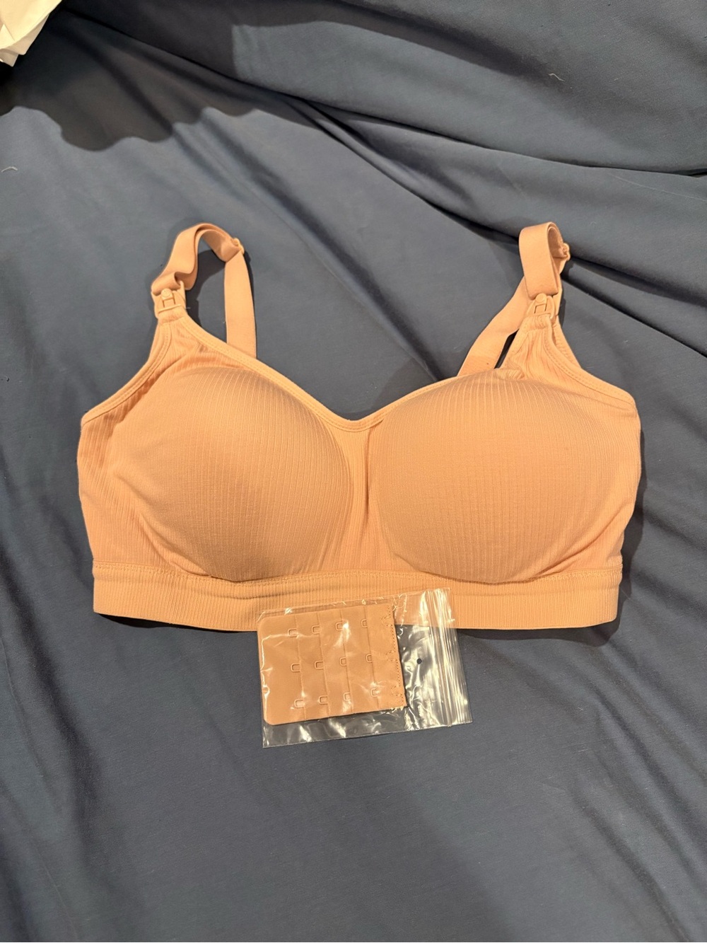 Momcozy Hands-Free Wireless Pumping and nursing bra - Picture 2 of 8